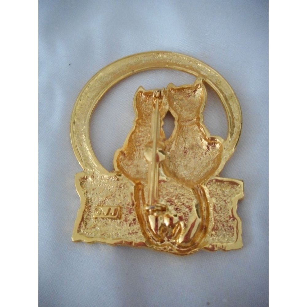 Cat Pin Brooch JJ Jonette Signed Goldtone Cat Friends Lovers on Wall Moon - Picture 2 of 3